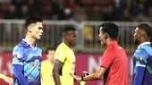 Trọng tài Trần Ngọc Nhớ trở thành điểm nhấn của trận đấu.