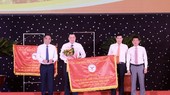 Ông Nguyễn Hữu Đạt – Trưởng Cơ quan đại diện Văn phòng Bộ VH-TT&DL tại TPHCM (bìa phải) và Ông Nguyễn Lộc Hà - Ủy viên Ban Thường vụ Tỉnh ủy, Phó Chủ tịch Ủy ban nhân dân tỉnh Bình Dương (bìa trái) trao cờ khen thưởng của Bộ VH-TT&DL cho đoàn thể thao Bình Dương
