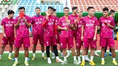 Các cầu thủ Topenland Bình Định khoe các phong bao lì xì vừa được nhận từ trưởng đoàn Dương Ngọc Hùng và HLV Nguyễn Đức Thắng