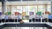Đại diện Ban giám hiệu EIU chụp ảnh lưu niệm cùng Đoàn công tác