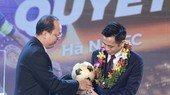 Phó Bí thư Thành ủy TPHCM Nguyễn Hồ Hải trao QBV Việt Nam 2022 cho Văn Quyết. ẢNH: HOÀNG HÙNG