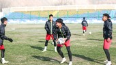 Các cầu thủ vừa phải cố sớm thích nghi với thời tiết lạnh tại Uzbekistan mà còn cả sân tập khá xấu
