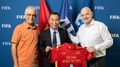 Ông Trần Quốc Tuấn và Chủ tịch FIFA Gianni Infantino (phải) và Chủ tịch AFC Salman Bin Ibrahim Al-Khalifa