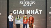 Đội tuyển nữ Việt Nam giành giải Nhất và tuyển thủ Thùy Trang giành giải Tư tại cuộc bầu chọn năm 2022. Ảnh: HOÀNG HÙNG