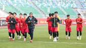 Các cầu thủ tập phục hồi cùng trợ lý Nguyễn Thanh Sơn