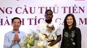 Nhà báo Nguyễn Nhật, Phó Tổng Biên tập Thường trực Báo SGGP, Trưởng BTC Giải thưởng Quả bóng vàng Việt Nam 2022 và bà Hồng Vân, Phó BTC trao phần thưởng cho tiền đạo Rimario. Ảnh: DŨNG PHƯƠNG