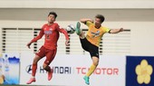 ĐH Tôn Đức Thắng (áo đỏ) đã có khởi đầu ấn tượng bằng chiến thắng 4-0 trước ĐH Tây Nguyên. Ảnh: DŨNG PHƯƠNG
