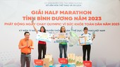 Đại diện Ban Tổ chức trao giải cho các VĐV đạt thành tích cao