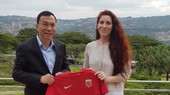Chủ tịch NFF trao tặng áo cho Chủ tịch VFF Trần Quốc Tuấn