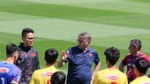Ông Troussier căn dặn các cầu thủ trước buổi tập