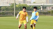 Mỹ Anh (bên trái) cùng Bích Thùy trên sân tập chiều 21-4