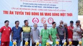 Ban tổ chức trao 20 phần quà đến các cựu danh thủ tại buổi gặp mặt. Ảnh: NGUYỄN AN