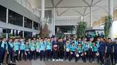 Thầy trò HLV Troussier chụp ảnh lưu niệm khi vừa đến sân bay Phnom Penh. Ảnh: QUỲNH MAI