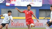 Thái Lan (áo đỏ) thắng cách biệt 4-1 trước Lào