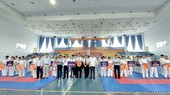Ban tổ chức trao hoa và chụp ảnh lưu niệm cùng các đội dự giải