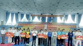 Ban tổ chức chụp ảnh lưu niệm cùng với các đội và trọng tài tại lễ khai mạc