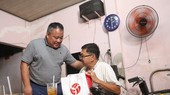 Ông Nguyễn Minh Ngọc, Tổng giám đốc Công ty VPF thay mặt Ban tổ chức chương trình hỏi thăm và trao tặng quà đến với ông Huỳnh Thanh Phong