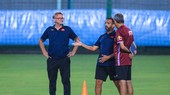 HLV Troussier trao đổi cùng các trợ lý trên sân tập chiều 3-9. Ảnh: MINH HOÀNG