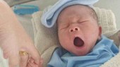 Bé trai sơ sinh còn nguyên dây rốn bị bỏ rơi trên ghế đá giữa đêm