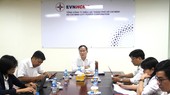 Ông Bùi Trung Kiên, Phó Tổng Giám đốc EVNHCMC chủ trì cuộc họp trực tuyến