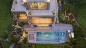 Mặt sau dinh thự nhìn từ trên cao và hồ bơi nổi bật với logo Elie Saab, trong đó gồm khu vực Jacuzzi và BBQ, địa điểm lý tưởng cho những buổi họp mặt của gia chủ và thượng khách