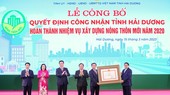 Thủ tướng Phạm Minh Chính trao Quyết định công nhận tỉnh Hải Dương hoàn thành nhiệm vụ xây dựng nông thôn mới. Ảnh: VIẾT CHUNG