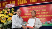 Đồng chí Phan Nguyễn Như Khuê trao quyết định bổ nhiệm Phó Tổng biên tập Phụ trách cho đồng chí Phan Gia Hoài.