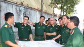 Trung tướng Nguyễn Trường Thắng cùng chỉ huy Bộ Tư lệnh Quân khu 7 kiểm tra vị trí trên bản đồ