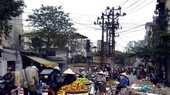 Street vendors sell fruits and vegetables at a ’makeshift’ market on Dong Tac Street, Dong Da district (Photo: VNA/VNS)