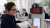 Citizens rate their level of satisfaction with government officials in the People’s Committee of District 1. Photo by Viet Dung
