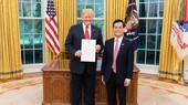 Vietnamese Ambassador Ha Kim Ngoc (R) presents his letter of credentials to US President Donald Trump (Source: VNA)