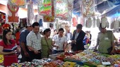 INspectors visit a market for food safety (Photo: SGGP)