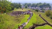 Tourists visit A1 Hill, the site of a fierce fight in Dien Bien Phu valley (Source: VNA)
