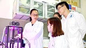 Dr. Nguyen Tuyet Phuong (first on the left) is instructing her students on conducting research on solar cells.