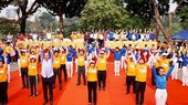 Health Minsiter Tien does exercise with WHO representative in Vietnam and young people (Photo: SGGP)