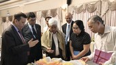 Dr. Bimal Mawandia (L), chairman of the Indian Silk Export Promotion Council, introduces Indian silk products to representatives of Vietnamese businesses at the Buyer-Seller Meet. (Photo: VNA)