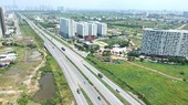 The task of land compensation payment has a great effect on the completion of transport construction projects. Photo by Cao Thang