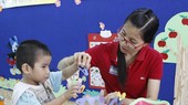 The shortage of qualified special education teachers is present in Ho Chi Minh City (Photo: SGGP)