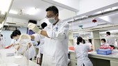 Nguyen Tat Thanh University is creating instant hand sanitizer. (Photo: SGGP)