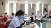 Students of HCMC University of Medicine and Pharmacy strictly observe protection rules when coming to school. (Photo: SGGP)