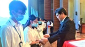 Deputy Director of the National University of Ho Chi Minh City Nguyen Minh Tam awards scholarships to students with financial difficulties and good performance (Photo: SGGP)