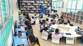 Pupils of Dong Da Primary School are reading books in the smart library. (Photo: SGGP)