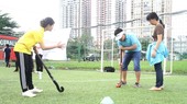 Mother Trieu Le Xuan plays hockey with her son (Photo: SGGP)