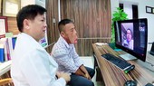 Dr. Nguyen Phan Tu Dung and patient Le Van Men (Photo: SGGP)
