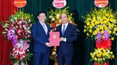 PM Nguyen Xuan Phuc congratulates newly appointed Health Minister Nguyen Thanh Long (Photo: SGGP)