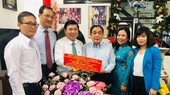 Chairman of the Ho Chi Minh City People’s Committee Nguyen Thanh Phong congratulated Professor Nguyen Thanh Tuyen (Photo: SGGP)