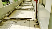 Land sinking is destroying the ground floor of a block in the Mental Hospital – Le Minh Xuan Branch (in Binh Chanh District). (Photo: SGGP)