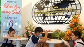 Students are reading books at the festival (Photo: SGGP)