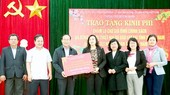 Ms. Phan Thi Thang gives gifts to poor people in Quang Nam (Photo: SGGP)
