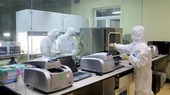 Staffs of the Center for Disease Control in Quang Ninh carry out tests through night (Photo: SGGP)